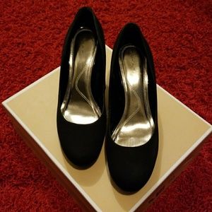 {TAHARI} Women Black Pumps/Heels
